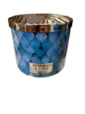 Bath & Body Works 3-Wick Scented Candle- Blue Ocean Mist & Citrus